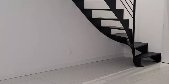 Escalier double limons crémaillère 1/4 tournant en acier Marches en acier Garde corps de rampants, cadre 40x20 mm, remplissage 5 lisses D.13 Laquage ral 9005 FT 53600 Evron
