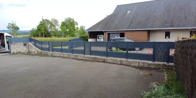 Clôture en aluminium avec habillage décoratif