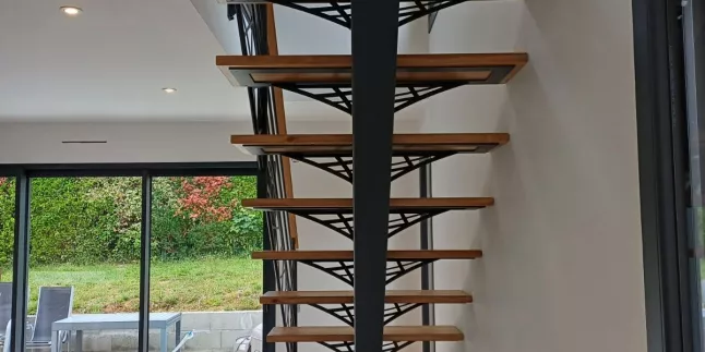 Escalier droit, limon central, podium