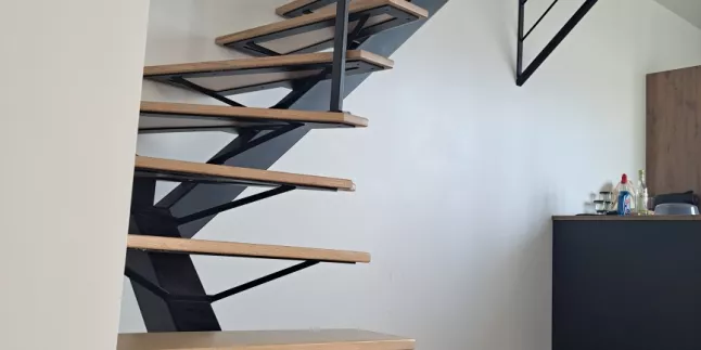 Escalier limon central 2/4 tournant noir 9005 FT