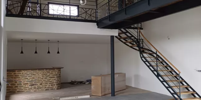 Escalier 1/4 tournant, double limons ajourés, laquage ral 7016 FT. Marches en chêne vernis 2 couches + main courante 50x30mm. Passerelle en upn, remplissage en lames de chêne vitrifiées style parquet Garde corps avec habillage décoratif "courbes+ arbre". 53110 La barroche gondouin