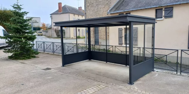 Abri de bus en aluminium Soubassement en tôle et remplissage en vitrage clair 53150 Montsurs