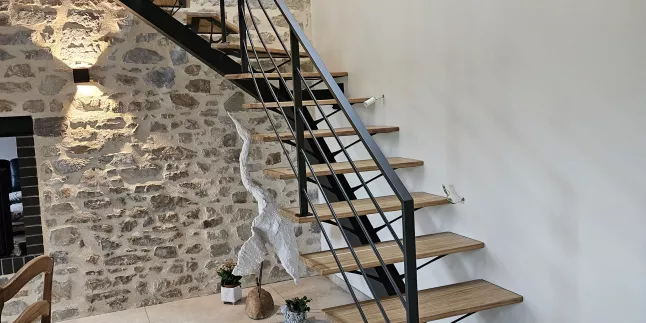 Escalier limon central, 1/4 tournant, laquage ral 2100 sablé