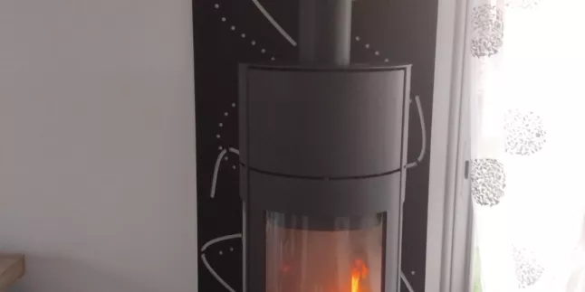 Tôle en acier avec un habillage décoratif, laquage ral 9005 haute température.