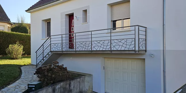 Fabrication garde corps en aluminium Cadre en tube rectangle, 2 lisses, soubassement en habillage décoratif "splines" Laquage ral 7006 FT 53150 MONTSURS