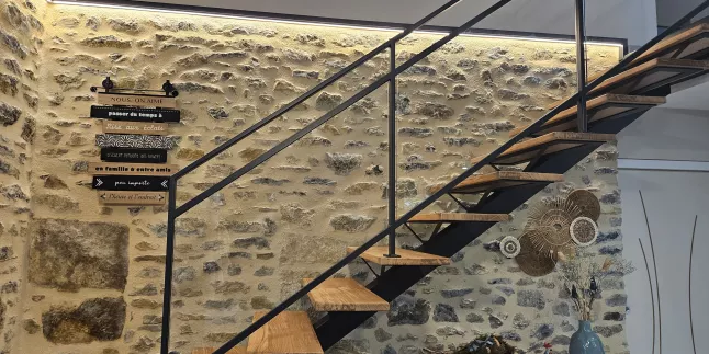Escalier limon central 1/4 tournant désaxé Laquage ral noir 2100 sablé Marches en chênes Garde corps en acier, ossature en tube, remplissage en vitrage fixé dans cornière+ pare close Bandeau Led 53600 EVRON