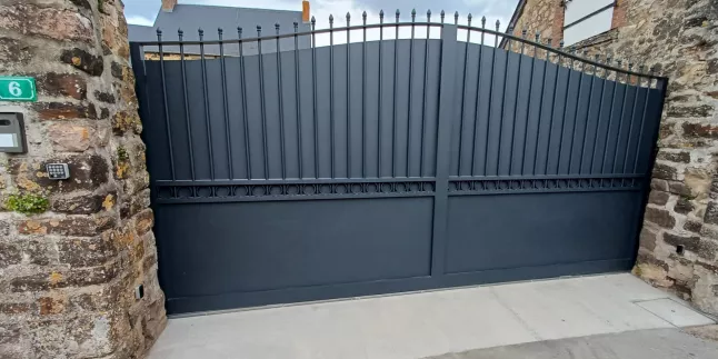 Portail coulissant forme chapeau de gendarme en aluminium Barraudage, festonnage, soubassement en tôles, volutes, fer de lances Laquage ral 7016 FT 53270 CHAMMES