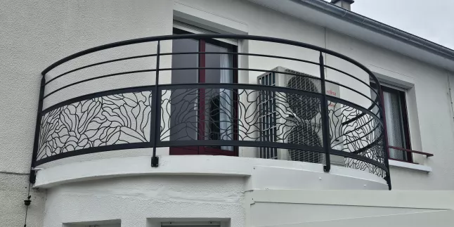 Garde corps de balcon cintré en aluminium Poteaux plat, 2 lisses, soubassement en habillage décoratif "nénuphar", main courante en tube rond, laquage ral 7016 FT. 53600 EVRON