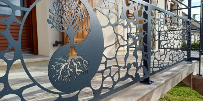 Composition: Garde corps d'escalier: Poteaux plats, lisses. Garde corps droits: Poteaux plats, lisses et soubassement en habillage décoratif "pierre+arbre ying yang", main courante en tube rectangle. Laquage ral 7016+ FT 53600 EVRON