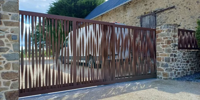 Portail en aluminium, remplissage en lames torsadées. Laquage ral mars 2525 53240 ST JEAN SUR MAYENNE