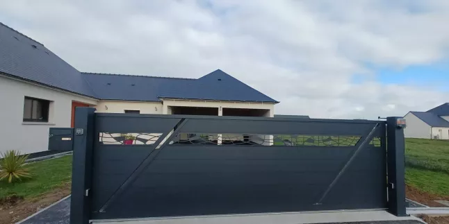 Portail en aluminium de 4500x1500 mm de hauteur remplissage en lames avec un habillage décoratif "spline semi ajourés" Laquage ral 7016 FT 53150 ST CHRISTOPHE DU LUAT