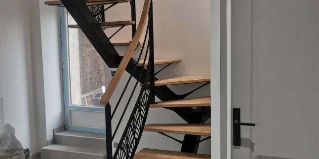 Escalier 2/4 tournant, limon central en acier Marches et main courante en chêne garde corps avec 2 lisses+ habillage décoratif "oriental" Laquage ral noir 9005 FT 72140 ROUESSE-VASSE