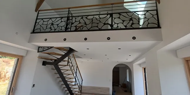 Fabrication d'un escalier limon central 1/4 tournant en acier Marches et main courantes en chêne Garde corps en acier, poteaux plats, 2 lisses D.13, soubassement en habillage décoratif. Laquage ral noir 2100 sablé 53300 ST FRAIMBAULT DE PRIERES