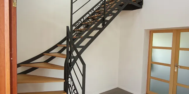 Escalier doubles limons 1/4 tournant, limon découpe laser. Marches en chêne + palier Garde corps, ossature en cadre, 2 lisses, soubassement en habillage décoratif "ovales décalé" Laquage ral noir 2100 sablé 53480 ST GEORGES LE FLECHARD