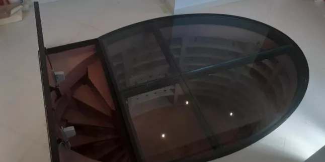 Ossature ovale en aluminium pour dalle enterrée remplissage en verre clair JPP 61250 CUISSAI