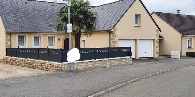 Garde corps en aluminium, remplissage en lames avec un habillage décoratif "abstrait", ral 7016 FT.