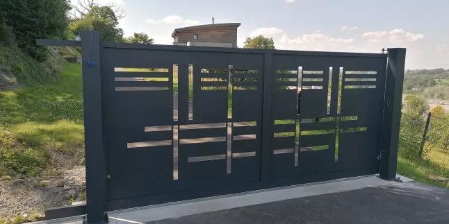 Portail coulissant en aluminium, habillage décoratif, laquage ral 7016 FT.