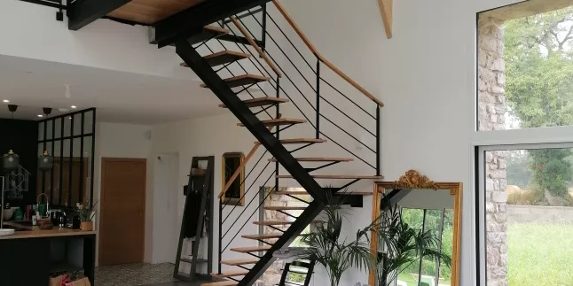 Escalier limon central en acier, 1/4 tournant, marches en chêne vitrifiées 2 couches, garde corps 4 lisses D.13, main courante en chêne 50x30mm, laquage ral noir 9005 FT. 53210 LOUVIGNE