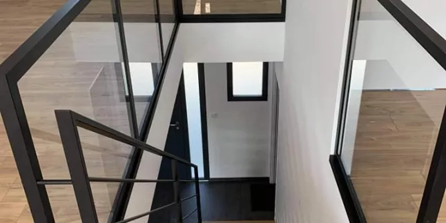 Garde corps en acier, ossature en tube carré, remplissage en vitrage, ral 9005 FT.