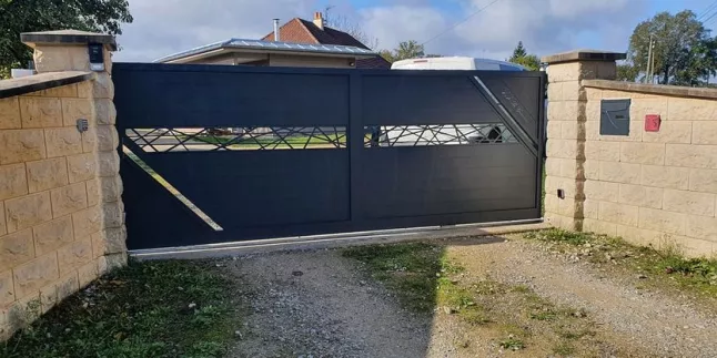 Portail coulissant à lames en aluminium, habillage décoratif "bambou"+ traverse, laquage ral 7016 FT.