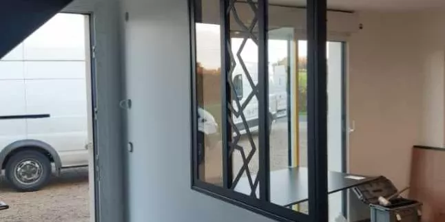 Verrière en acier, sans traverse intermédiaire, habillage décoratif cardiaque, verre clair en 33/2 feuilleté, ral noir 9005 FT.