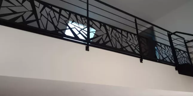 Garde corps en acier, poteaux plats, 2 lisses D.13, soubassement en habillage décoratif "cases décalées", laquage ral 9005 FT, main courante 50x30 mm en acier.