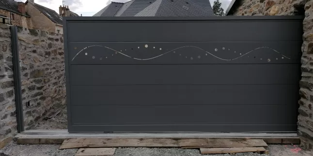 Portail coulissant à lames en aluminium, habillage décoratif.