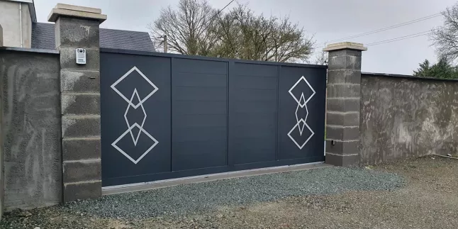Portail coulissant à lames en aluminium, 2 parties avec tôle et habillage en inox brossé, laquage ral 7016 FT.