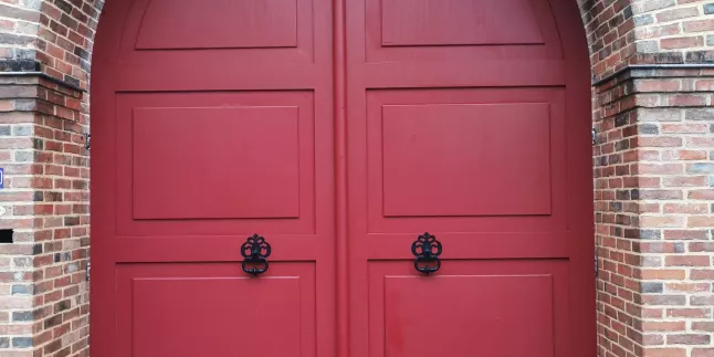 Porte cochère en aluminium style cochère châssis en tube 60x60 remplissage en tôle aluminium Laquage ral 3004 Fine Texture+ laquage marteau noir 9005 Fine Texture. 53150 ST CHRISTOPHE DU LUAT.