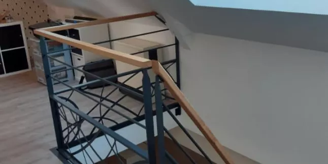 Garde corps en acier, poteaux plats, 2 lisses D.13, soubassement en habillage décoratif "courbes" , laquage ral 9005, main courante chêne 50x30 mm.