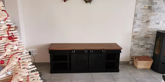 Meuble de télévision, 1600x450x600 de hauteur, extrémité en porte coulissante acier type industriel , 2 tiroirs, plateaux bois, laquage ral 9005 Fine Texture. JOUE EN CHARNIE 72540