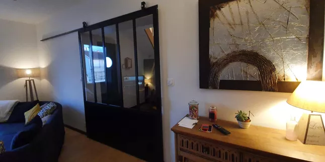 Porte verrière coulissante en acier, sans traverse, verre clair 33/2 feuilleté, laquage ral noir 9005 FT.