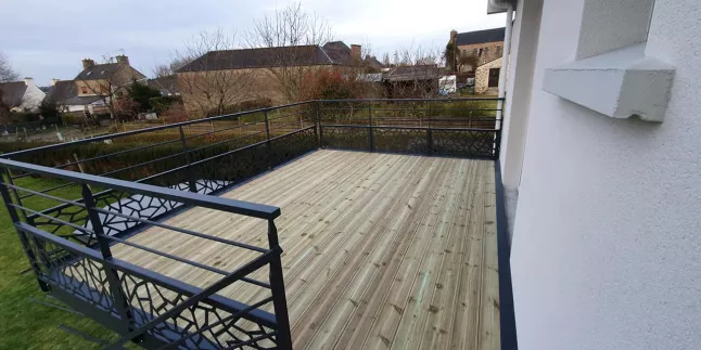 Garde corps en aluminium, poteaux plats, 2 lisses D.16, soubassement en habillage décoratif "araignée", laquage ral 9005 FT, main courante 50x30 mm en acier.