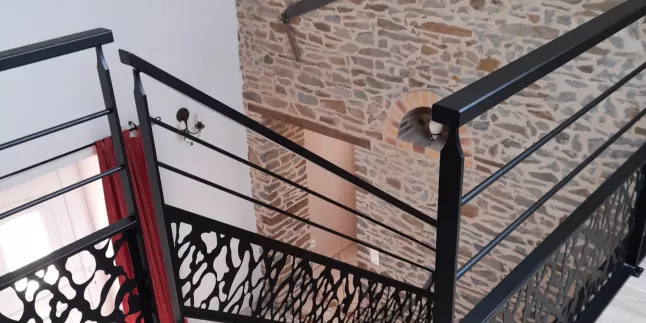 Garde corps en acier, poteaux plats, 2 lisses D.13, soubassement en habillage décoratif , ral 9005 FT.