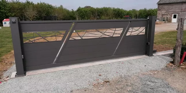 Portail coulissant à lames en aluminium, habillage décoratif "courbes"+ traverse transversale.