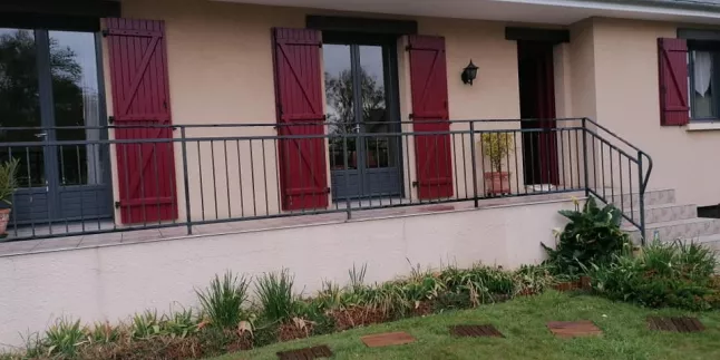 Garde corps, poteaux en tube carré, remplissage en lisses verticales , main courante en tube rond.