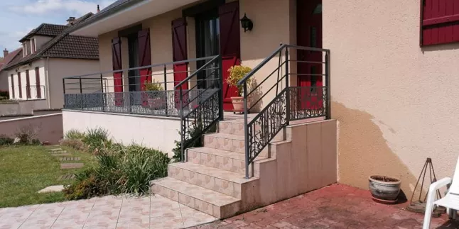 Garde corps en aluminium, poteaux plats, 2 lisses D.16, soubassement en habillage décoratif "bambou/feuille" , laquage ral 7016, main courante 50x30 mm en aluminium.