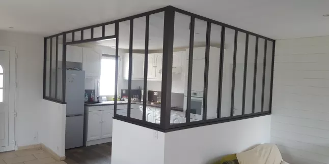 Verrière avec passe-plat en acier, sans traverse intermédiaire, verre clair en 33/2 feuilleté, laquage ral noir 9005 FT.