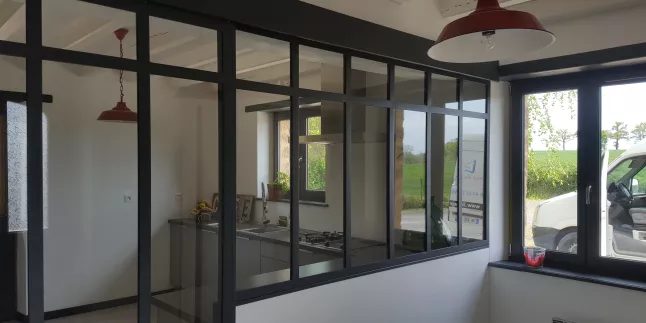 Verrière + porte en acier, avec traverse intermédiaire, verre clair en 33/2 feuilleté, laquage ral noir 9005 FT.