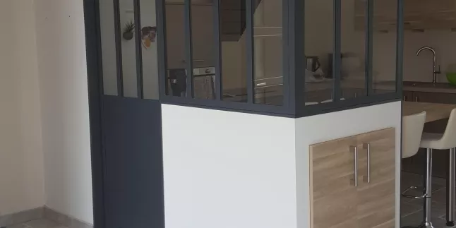 Verrière d'angle en acier + porte , sans traverse intermédiaire, soubassement en tôle sur la porte, verre clair en 33/2 feuilleté, laquage ral 7016 FT.