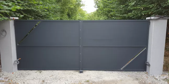 Portail coulissant en aluminium, composition en lames, avec découpe laser, laquage ral 7016 FT.