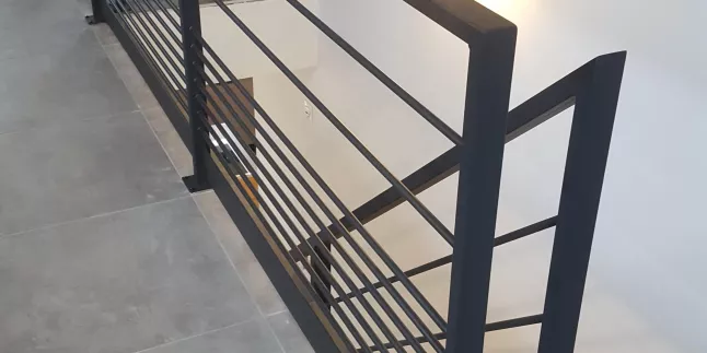 Garde corps en acier, cadre en 40x20 mm, 8 lisses D.13, laquage ral 7016 FT.