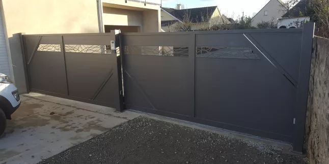Portail à lames en aluminium, habillage décoratif, laquage ral 7016 FT.