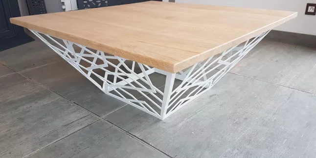 Table de salon en acier, habillage cardiaque, ral blanc 9016, plateau en chêne vitrifiée 2 couches. 53600 Evron