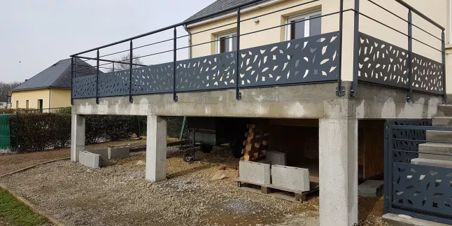Garde corps balcon en aluminium, poteaux plats, 2 lisses, soubassement en habillage décoratif triangles, laquage ral 7016, main courante D.40.