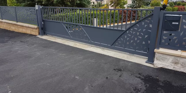 Portail coulissant en aluminium, barreaudage et tôle décorative, ral 7016.