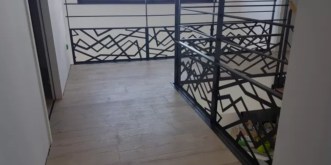 Garde corps en acier, poteaux plats, 2 lisses D.13, soubassement en habillage décoratif cardiaque, main courante 50x30 mm en chêne, ral 9005 FT.