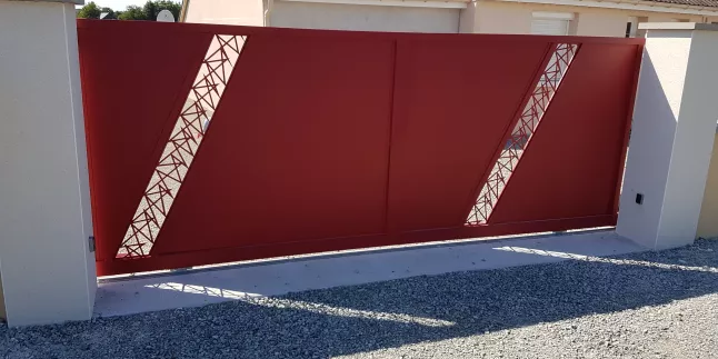 Portail à lames en aluminium, avec 2 bandeaux transversales avec habillage décoratif "opus", laquage ral 3004 FT.