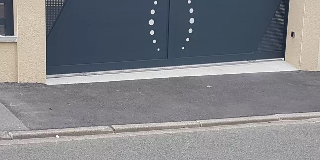 Portail coulissant en aluminium, remplissage tôle et habillage décoratif inox brossé, laquage ral 7016.