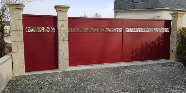 Portail coulissant à lames en aluminium, habillage décoratif "opus" laquage ral 3004 FT.